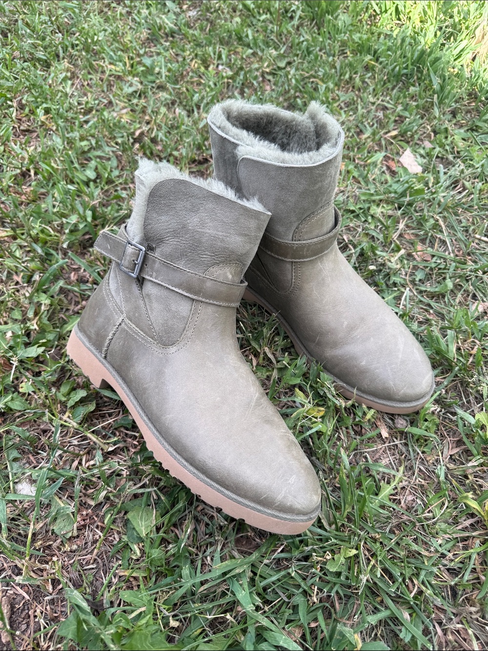 Ugg shearling lines foldable boots leather sage green